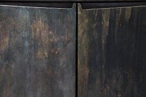 <a href=https://www.galeriegosserez.com/gosserez/artistes/loellmann-valentin.html>Valentin Loellmann </a> - Patinated Brass - Sideboard 